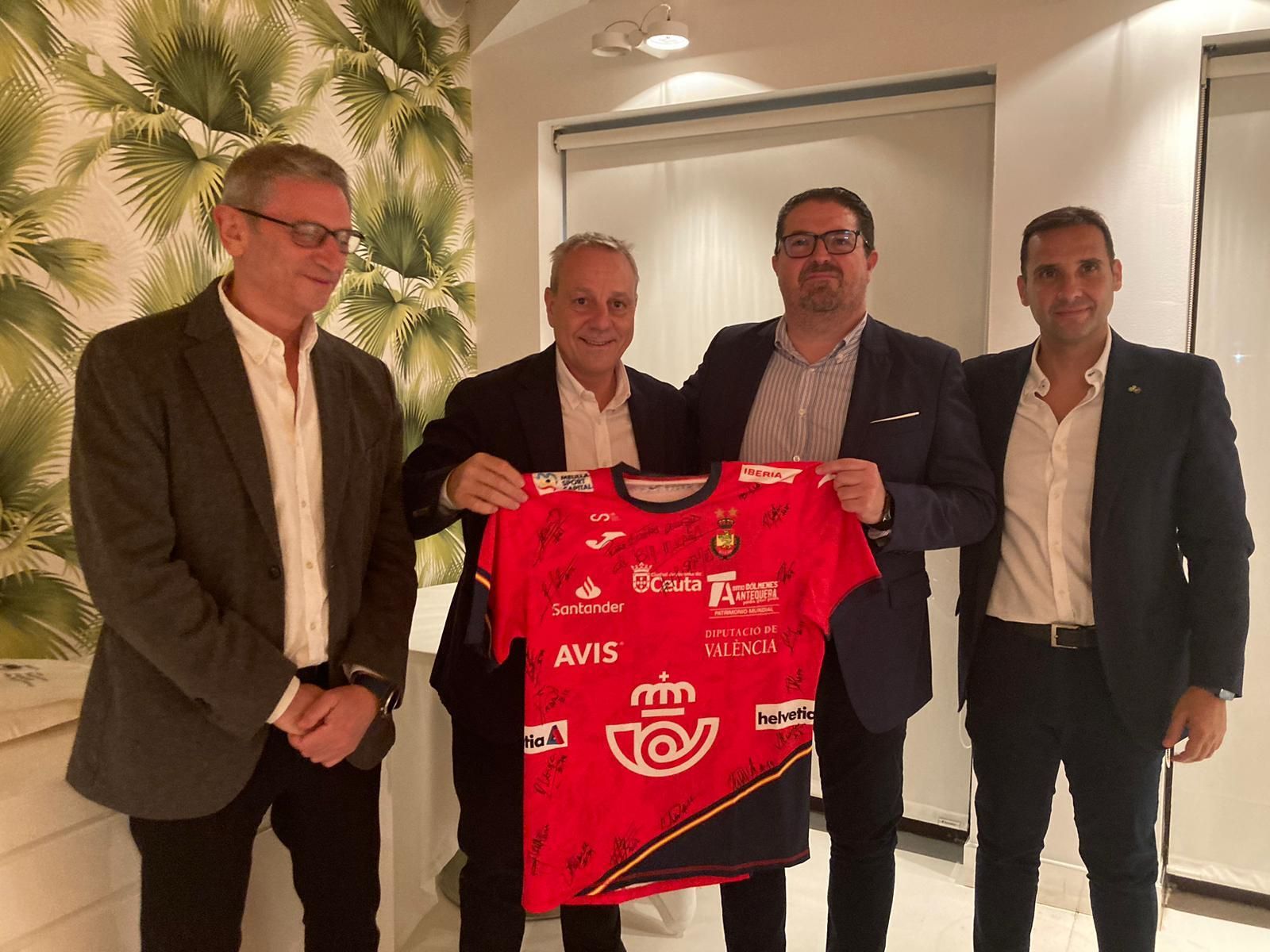 Posan los representantes del club y de los entes federativos en la entrega de la camiseta firmada por los Hispanos.