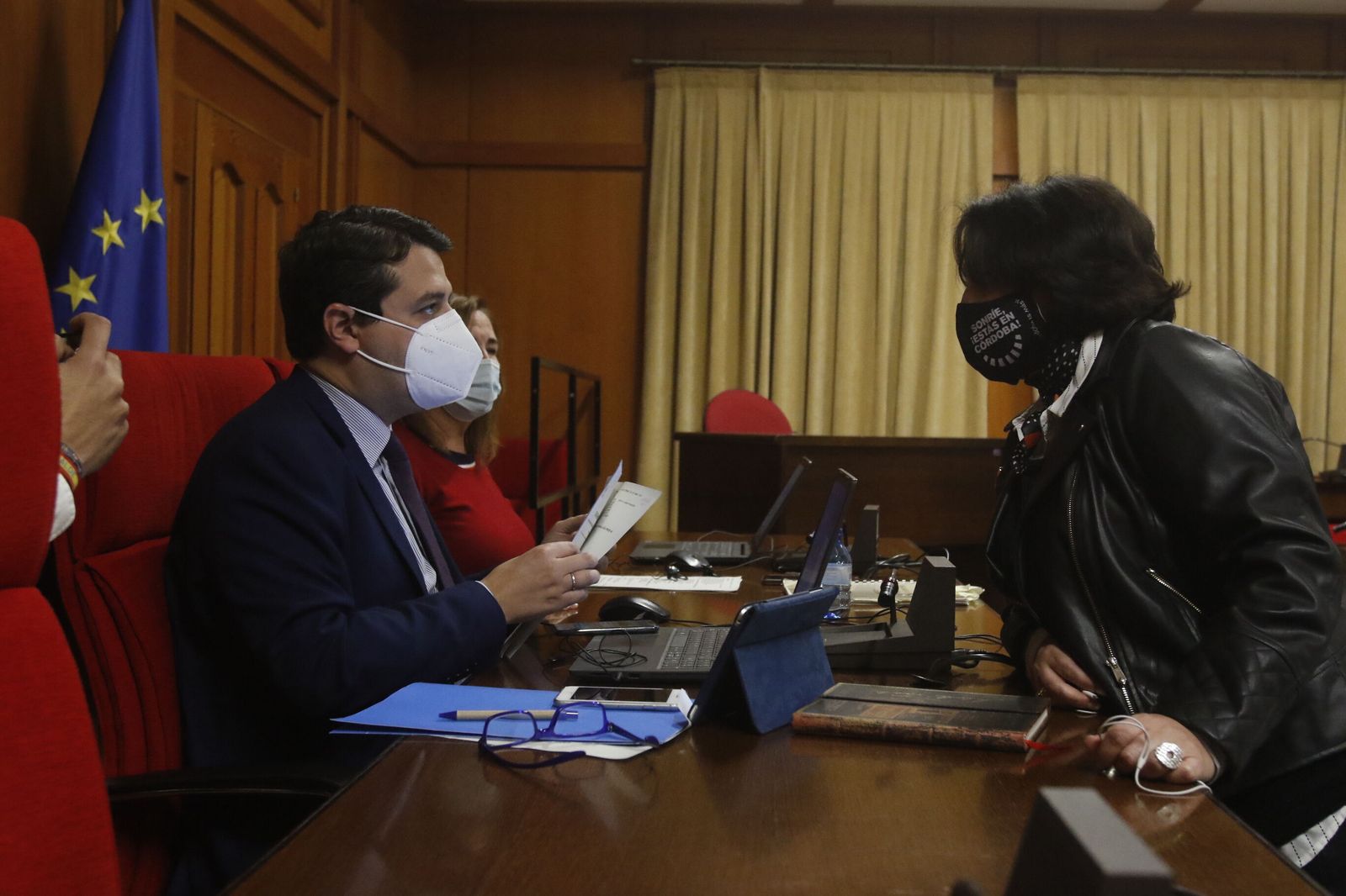 El alcalde, José María Bellido, conversa con Eva Timoteo, antes de un Pleno.