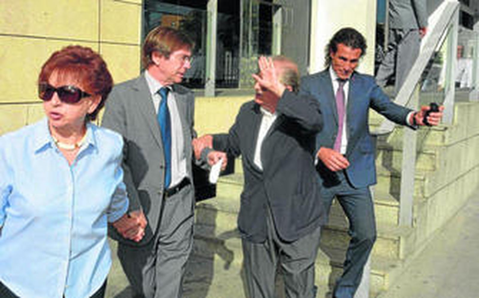 Julio Cardeñosa, junto a su esposa, y seguido por el ex jugador Diego Rodríguez, tras el responso por Sebastián Alabanda.