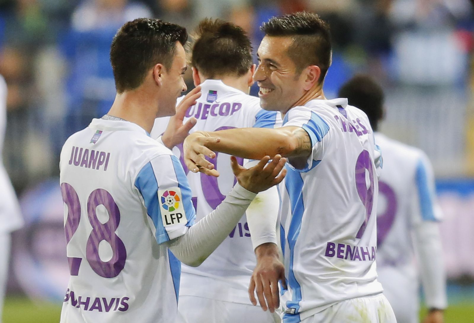 Charles celebra un gol con Juanpi.