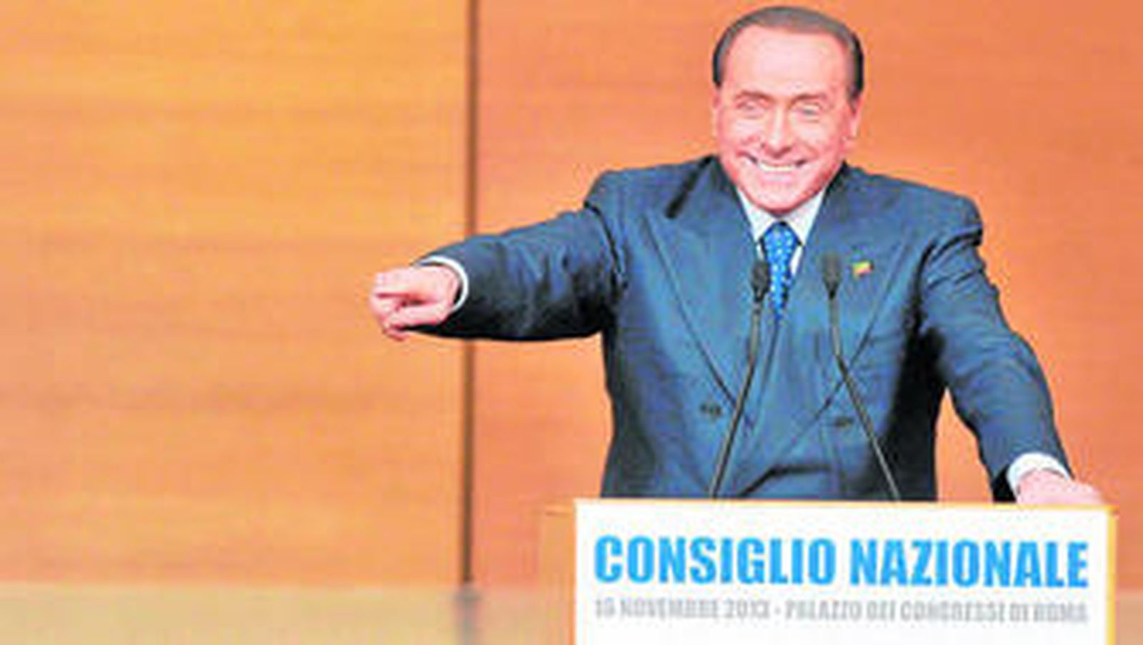 Berlusconi pronuncia su discurso en el encuentro del consejo nacional del Pueblo de la Libertad en Roma.