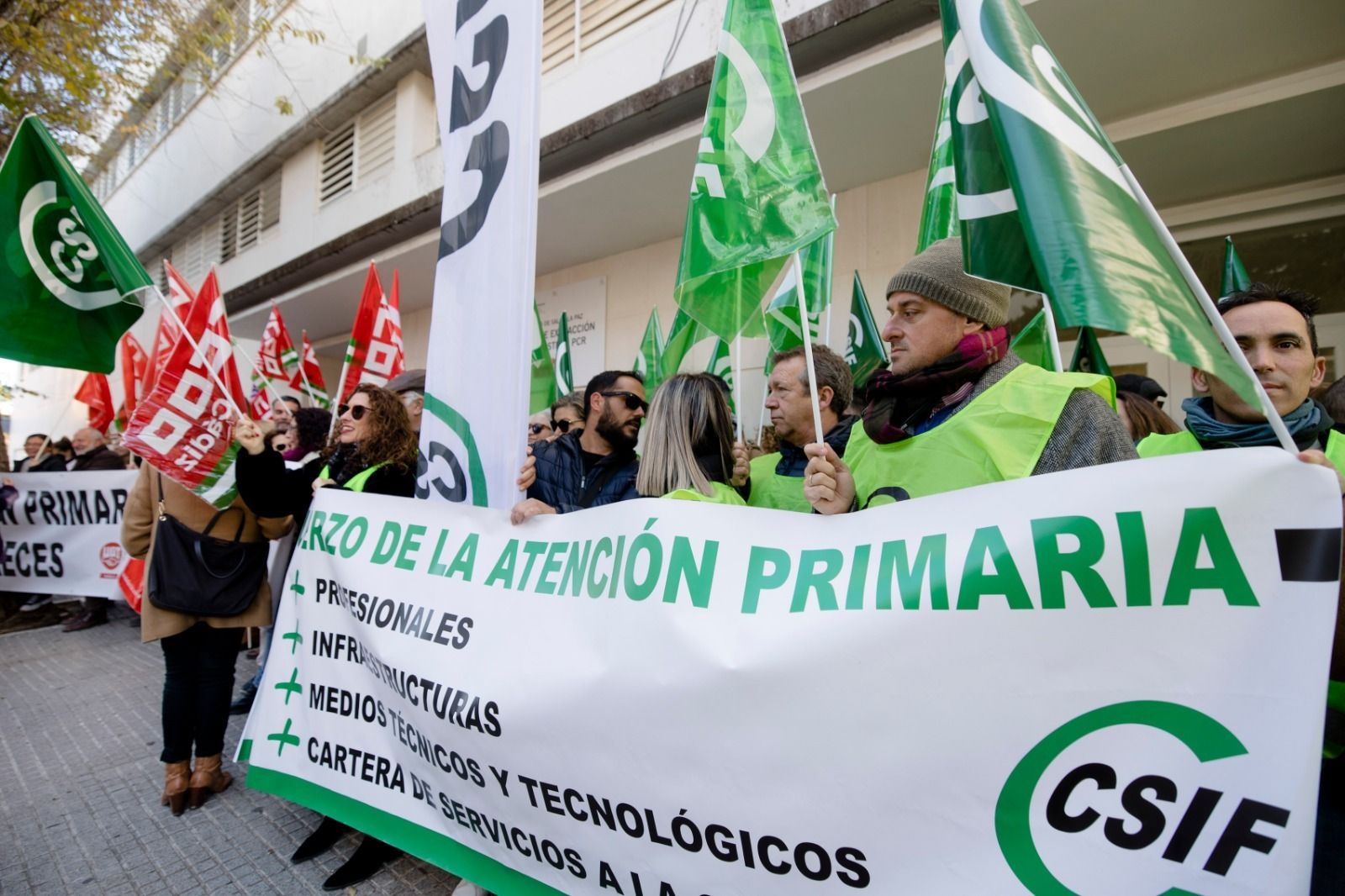 Una concentración sindical ante un centro de salud de Cádiz capital.
