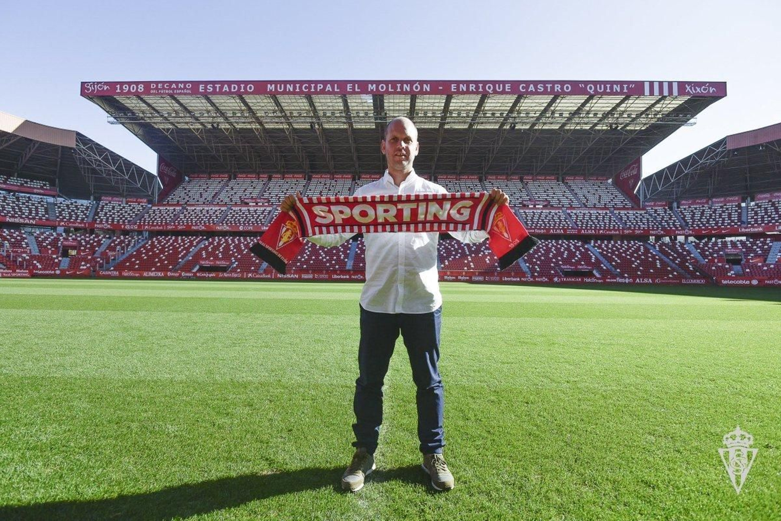 El nuevo técnico del Sporting posa con la bufanda en su presentación como entrenador.
