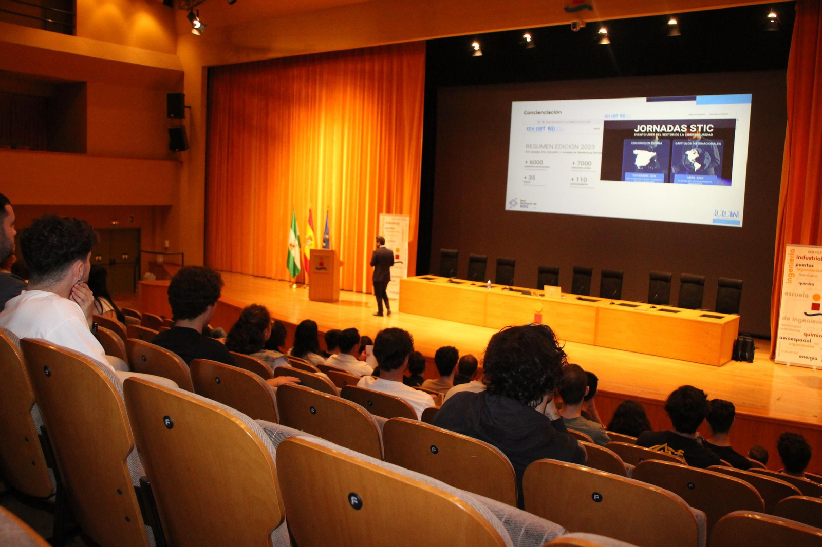 Uno de los miembros del CNI, durante las jornadas celebradas ayer en la ETSI, de espaldas al auditorio para preservar su identidad.