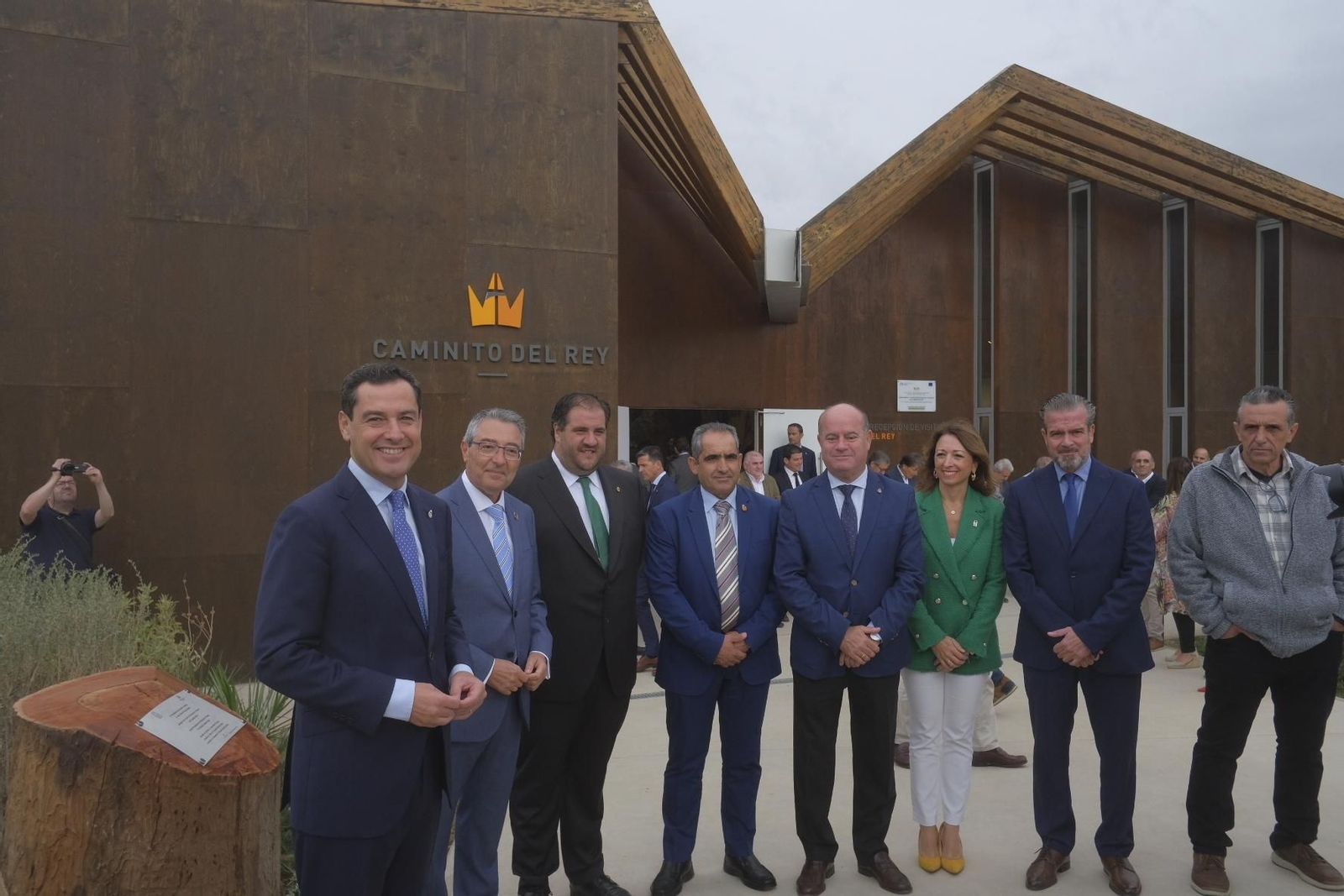 El presidente de la Junta de Andalucía junto al resto de autoridades en la entrada al centro de recepción. El presidente de la Junta de Andalucía junto al resto de autoridades en la entrada al centro de recepción.