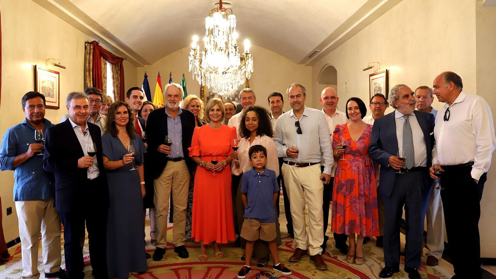 Representantes políticos y empresariales de la ciudad, con la embajadora estadounidense.