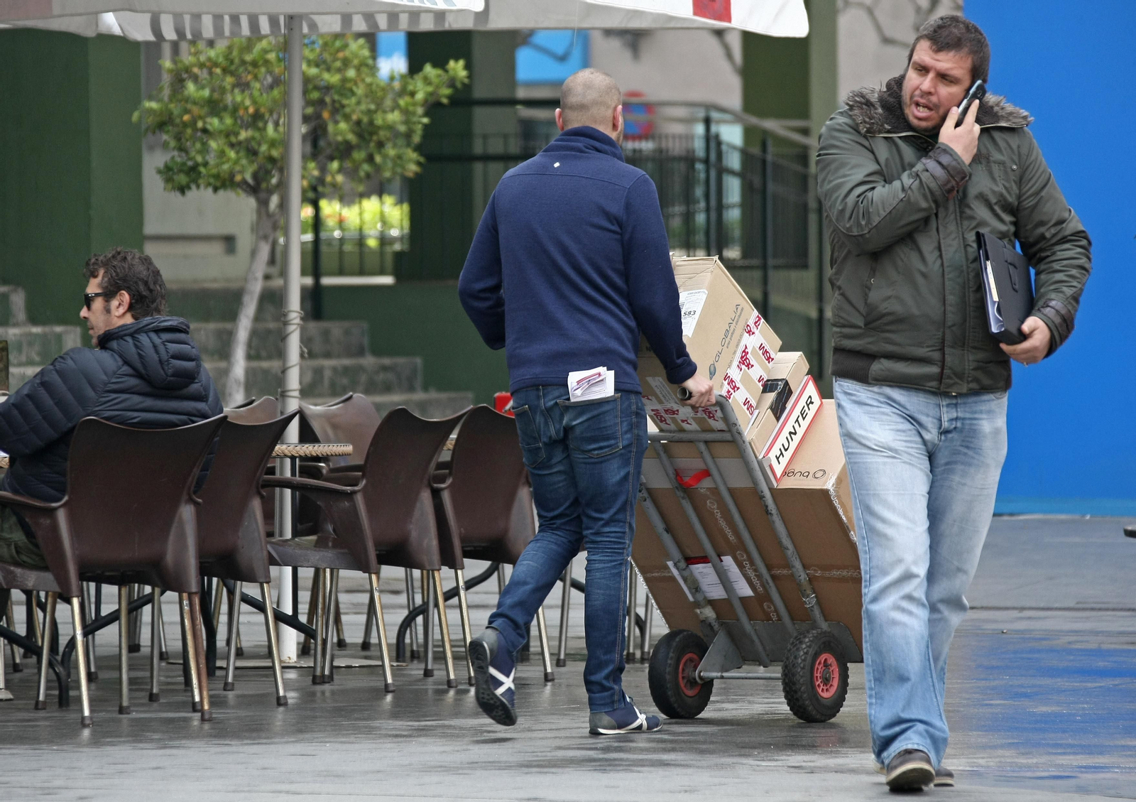 Un repartidor despacha mercancía en el centro de La Línea.