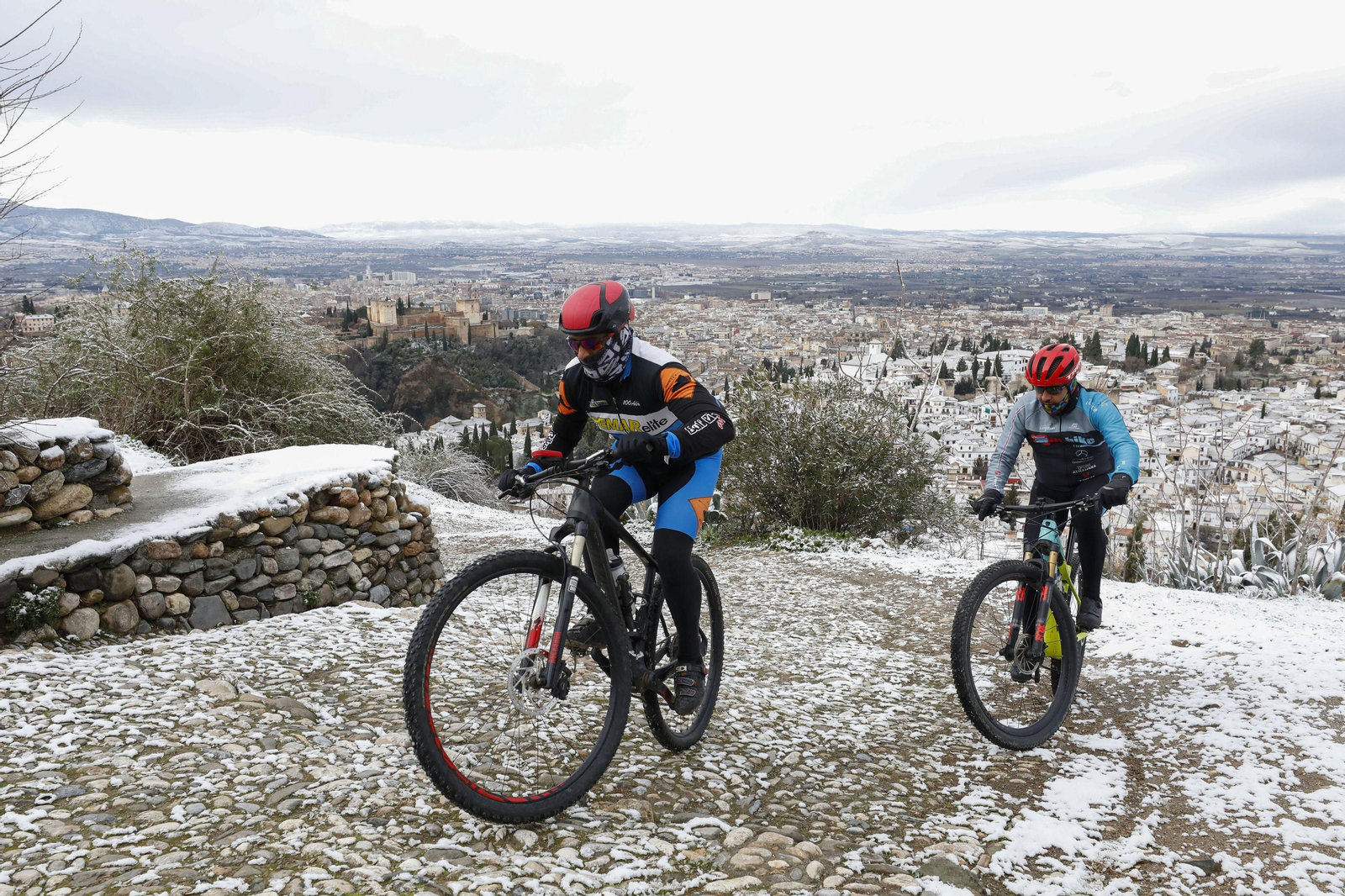Fotos: la borrasca Filomena hace que Granada amanezca cubierta de nieve por primera vez este 2021