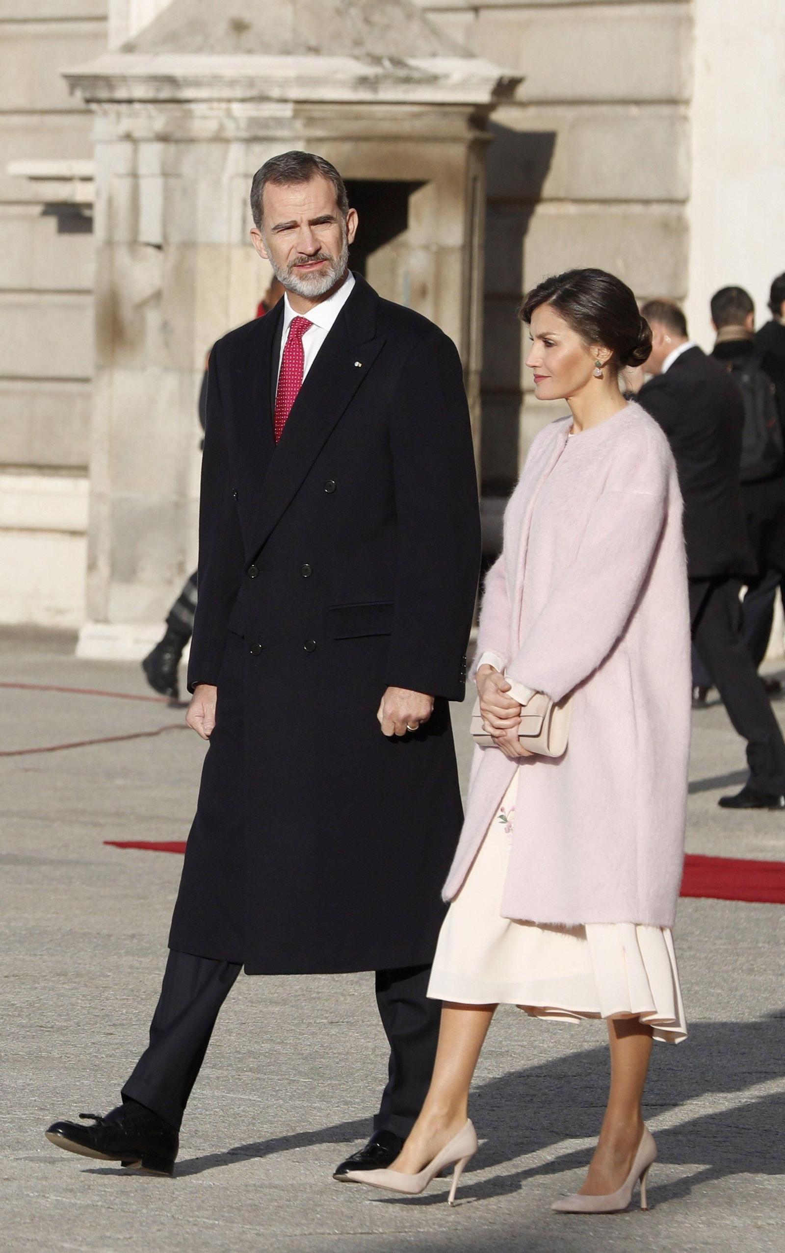 Los Reyes de Eapaña en la recepción del Presidente chino y su esposa, en el Palacio Real.