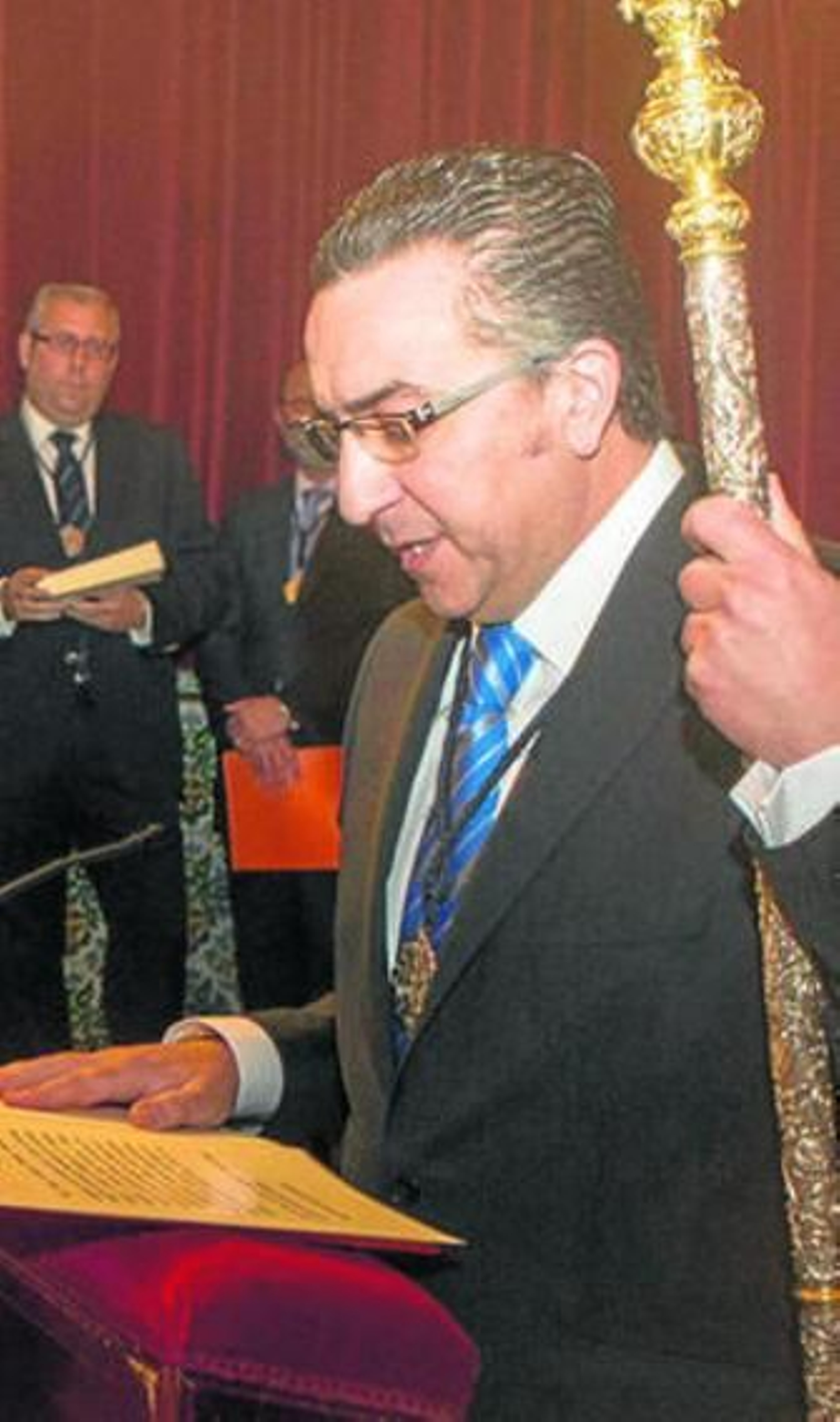 El hermano mayor de La Amargura jurando su cargo.