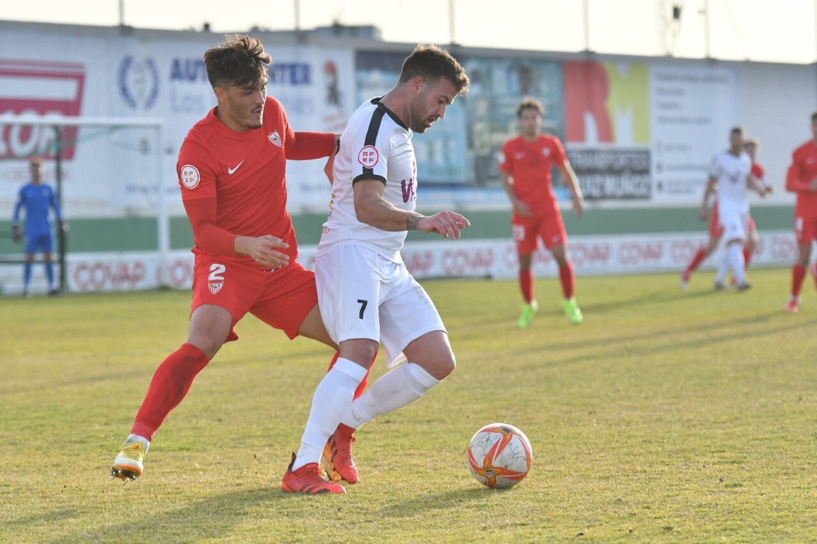 Carlos Moreno mantiene la posesión ante un defensor del Sevilla C.