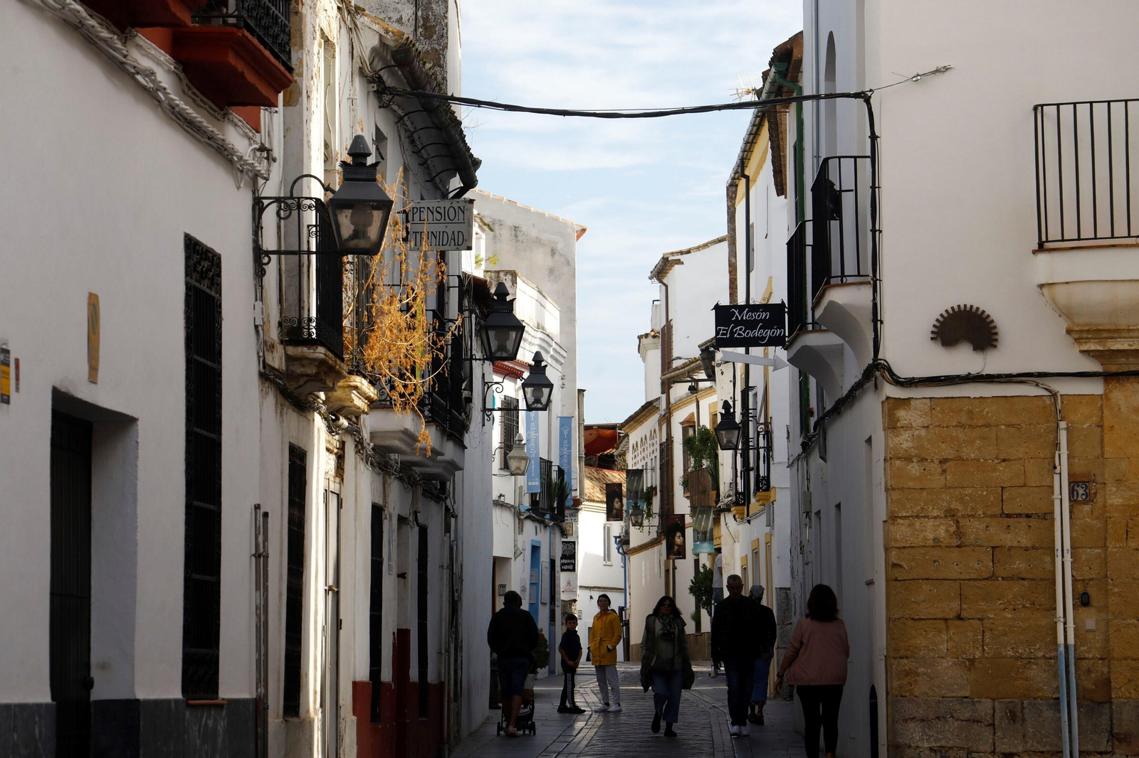 El cableado aéreo campa a sus anchas en el Casco Histórico de Córdoba, en imágenes