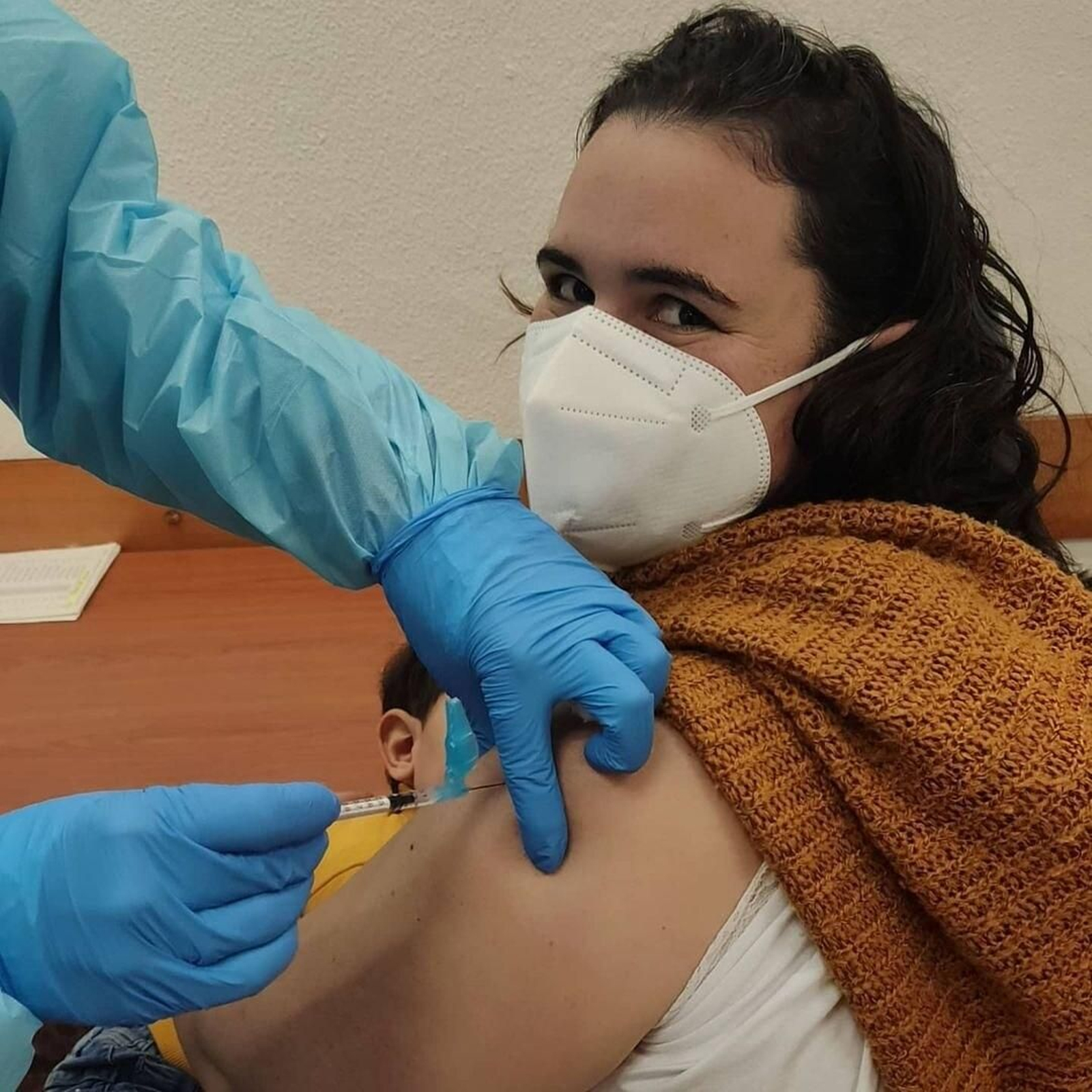 Verónica Pleguezuelo recibe la dosis de su vacuna mientra amamanta a su hijo.