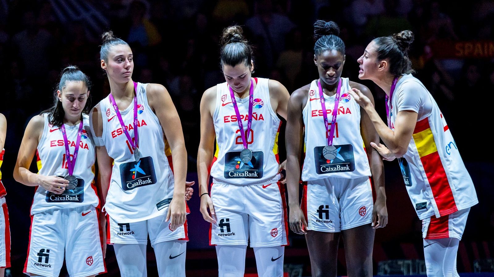 Las jugadoras de la selección española, entre ellas Lola Pendande, tras recibir la medalla de plata durante el pasado Eurobasket.
