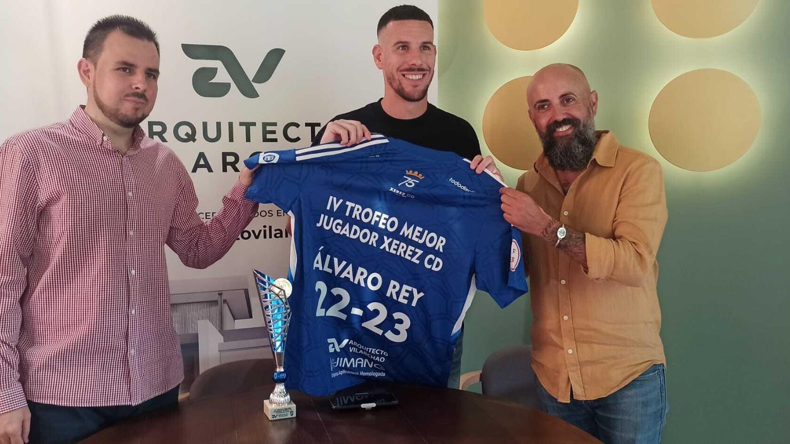 El jugador posa con una camiseta que le acredita como mejor jugador de la temporada 22-23. El jugador posa con una camiseta que le acredita como mejor jugador de la temporada 22-23.