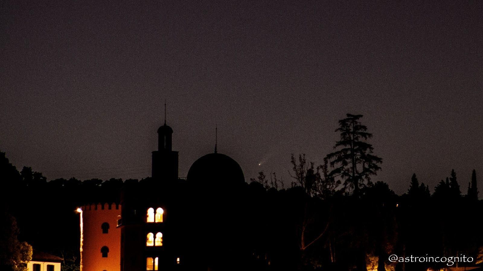 El cometa Tsuchinshan ATLAS sobre el Hotel Alhambra Palace el pasado 29 de septiembre