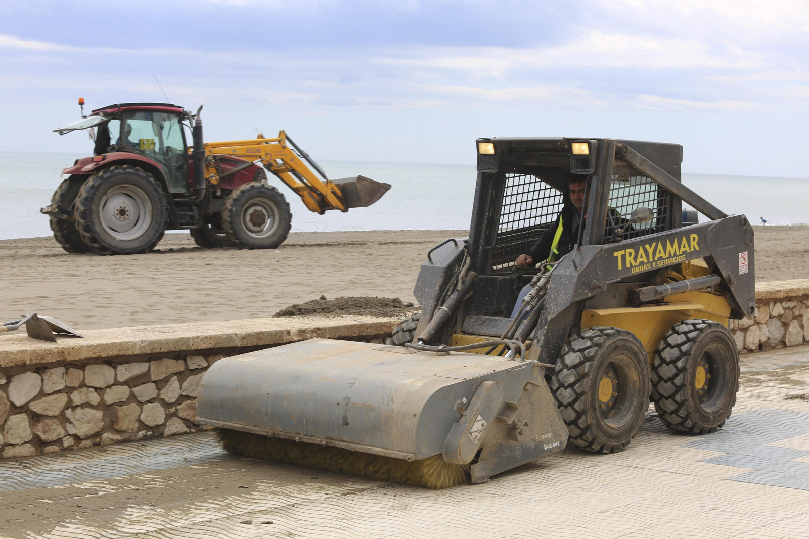 Las fotos de los trabajos en los paseos marítimos y chiringuitos de Málaga para paliar los efectos del temporal