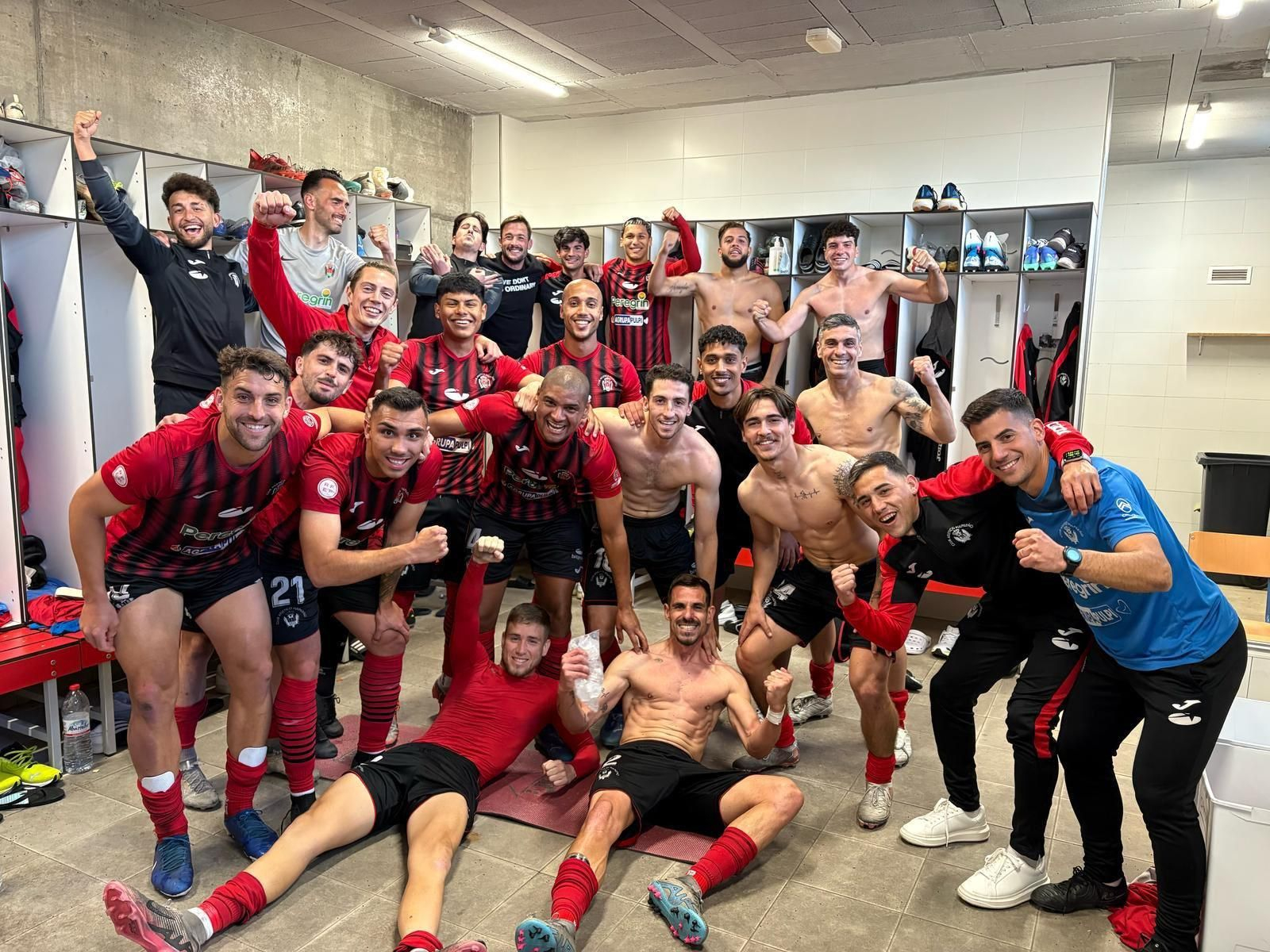 Los rojinegros celebran en el vestuario la victoria frente a la Unión Molinense.
