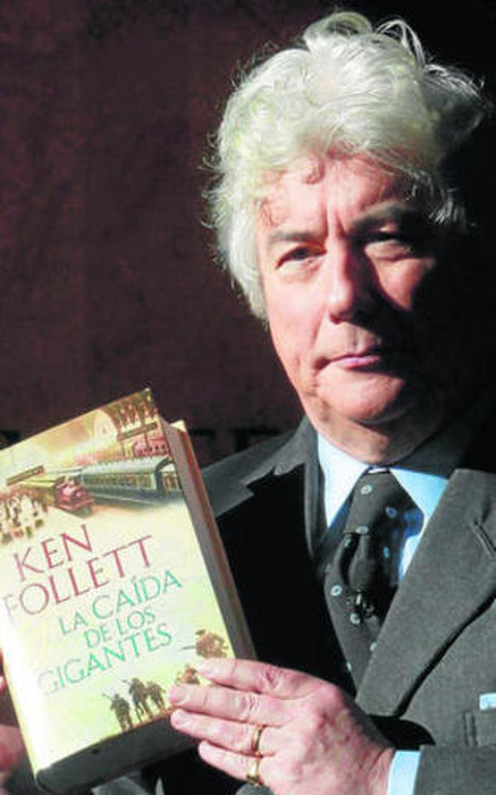 El escritor Ken Follet posa con su libro 'La caída de los gigantes'.