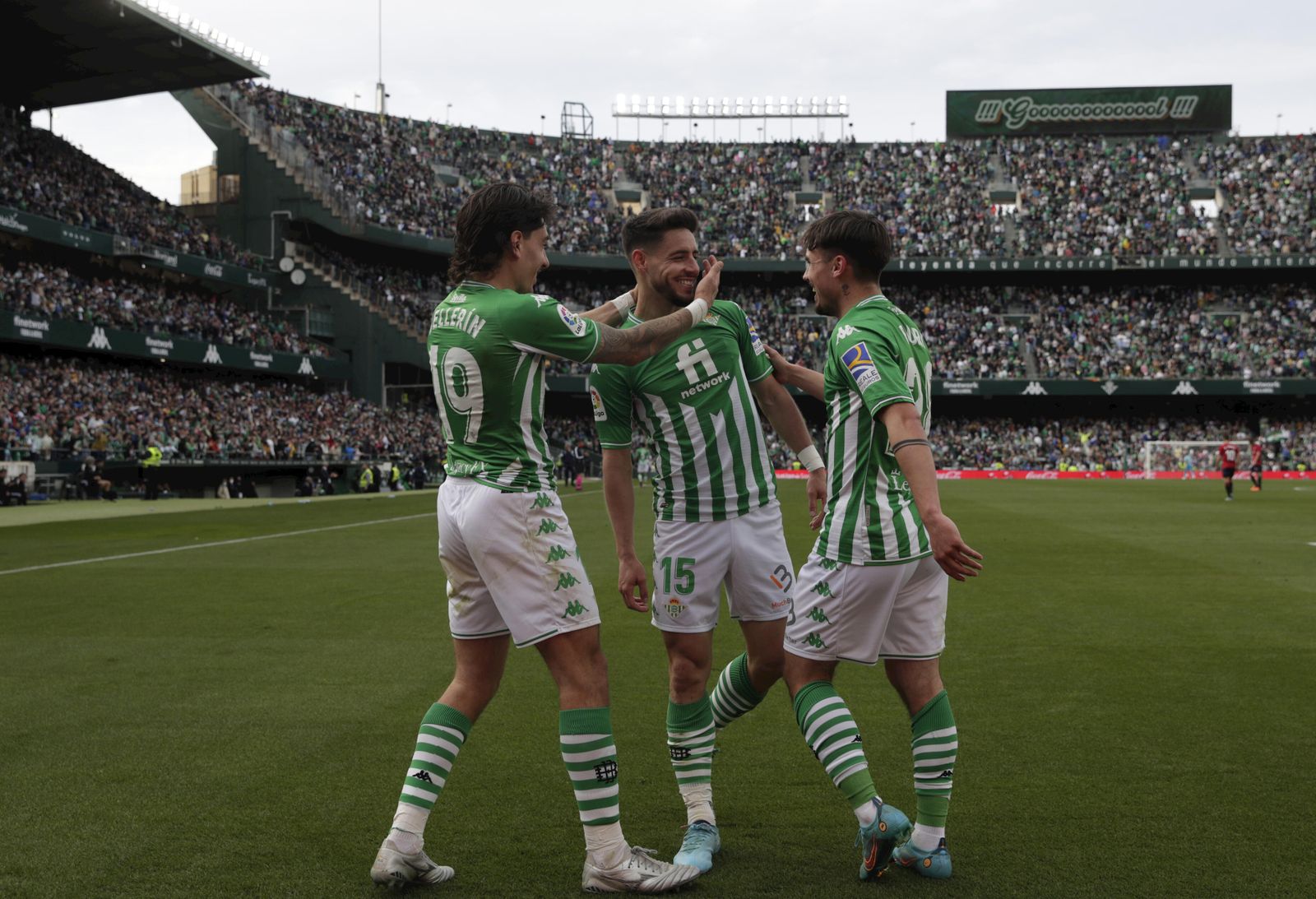 Álex Moreno celebra un gol junto a Bellerín y Rodri.