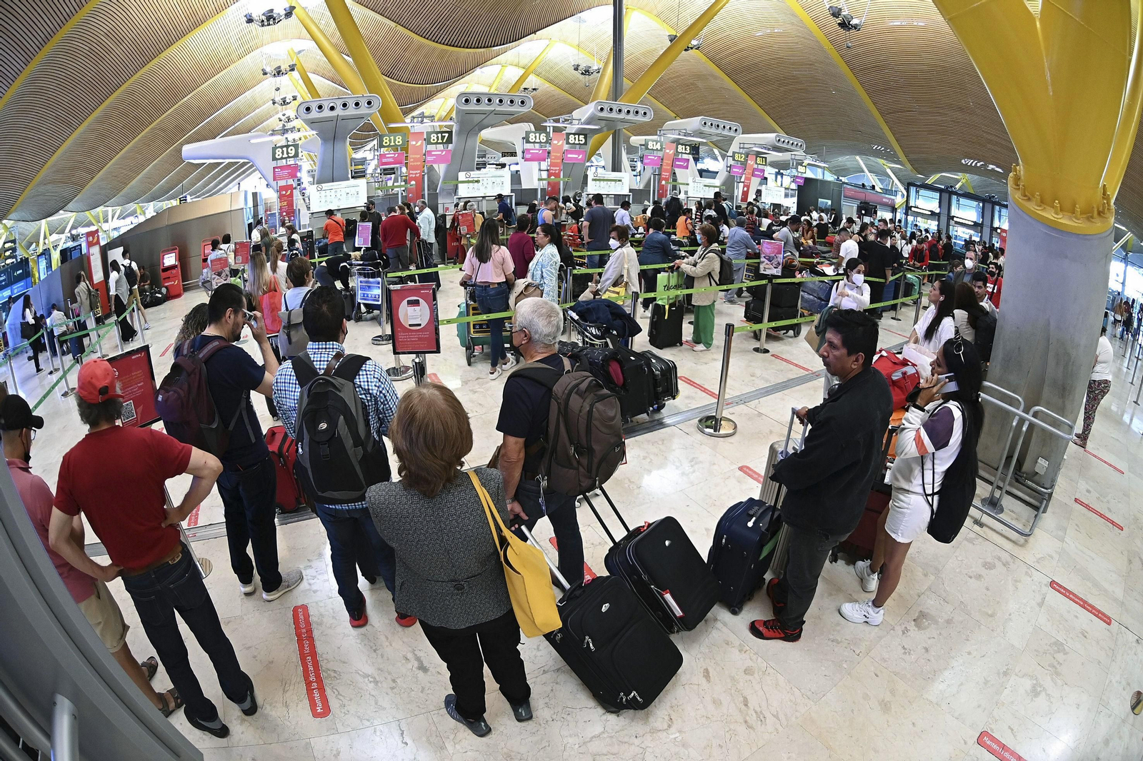 Colas en la T4 de Barajas.