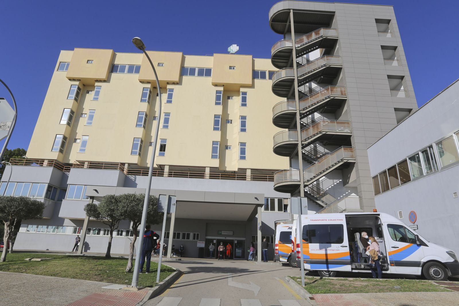 Ambulancias en el Hospital Clínico Virgen de la Victoria.