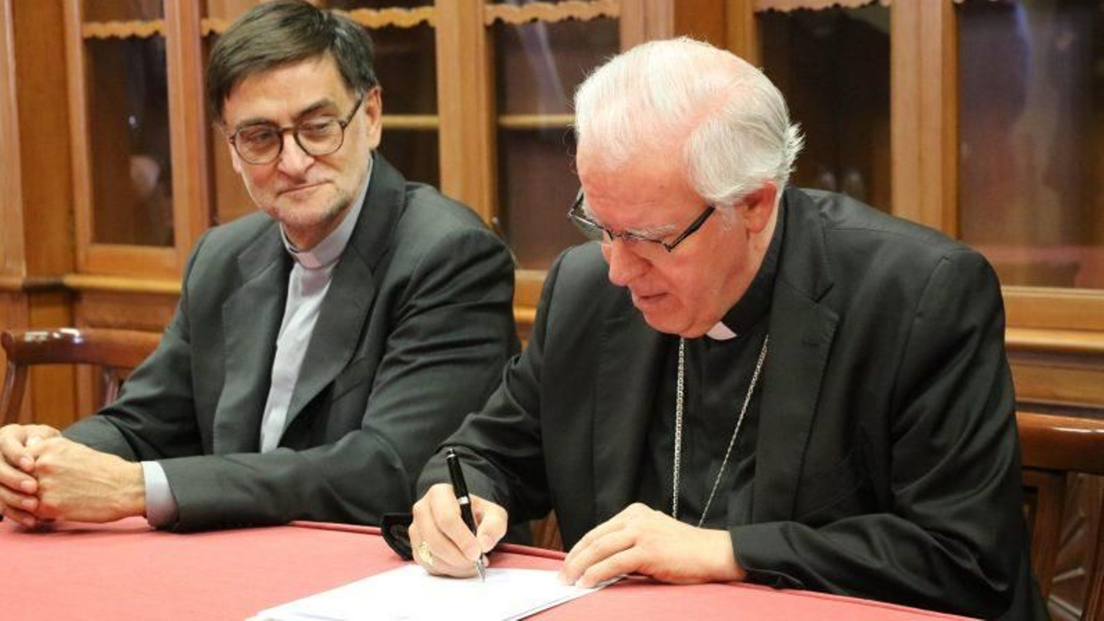 La firma del contrato.