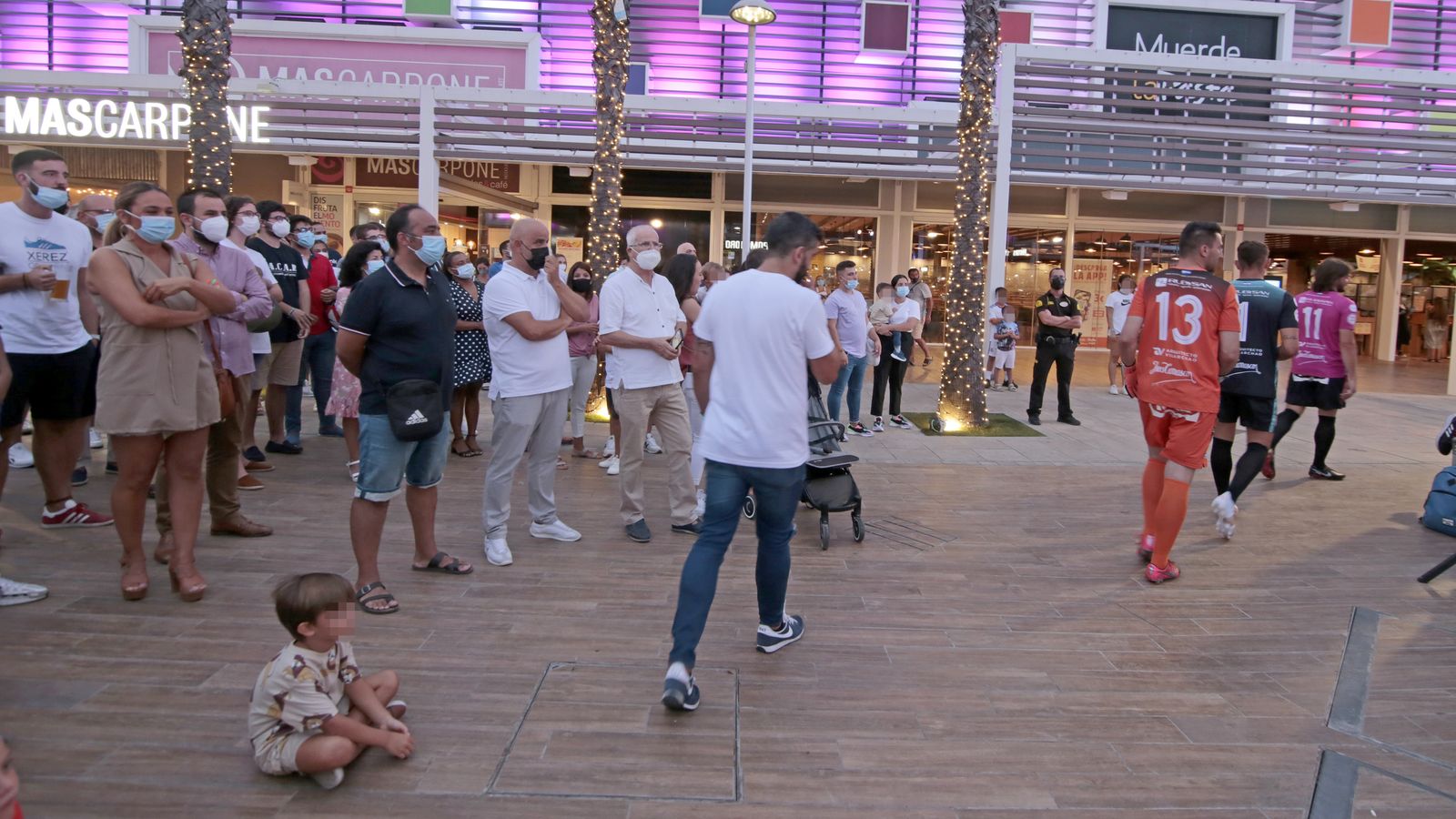 Imágenes de la presentación de las nuevas camisetas del Xerez CD en Luz Shopping