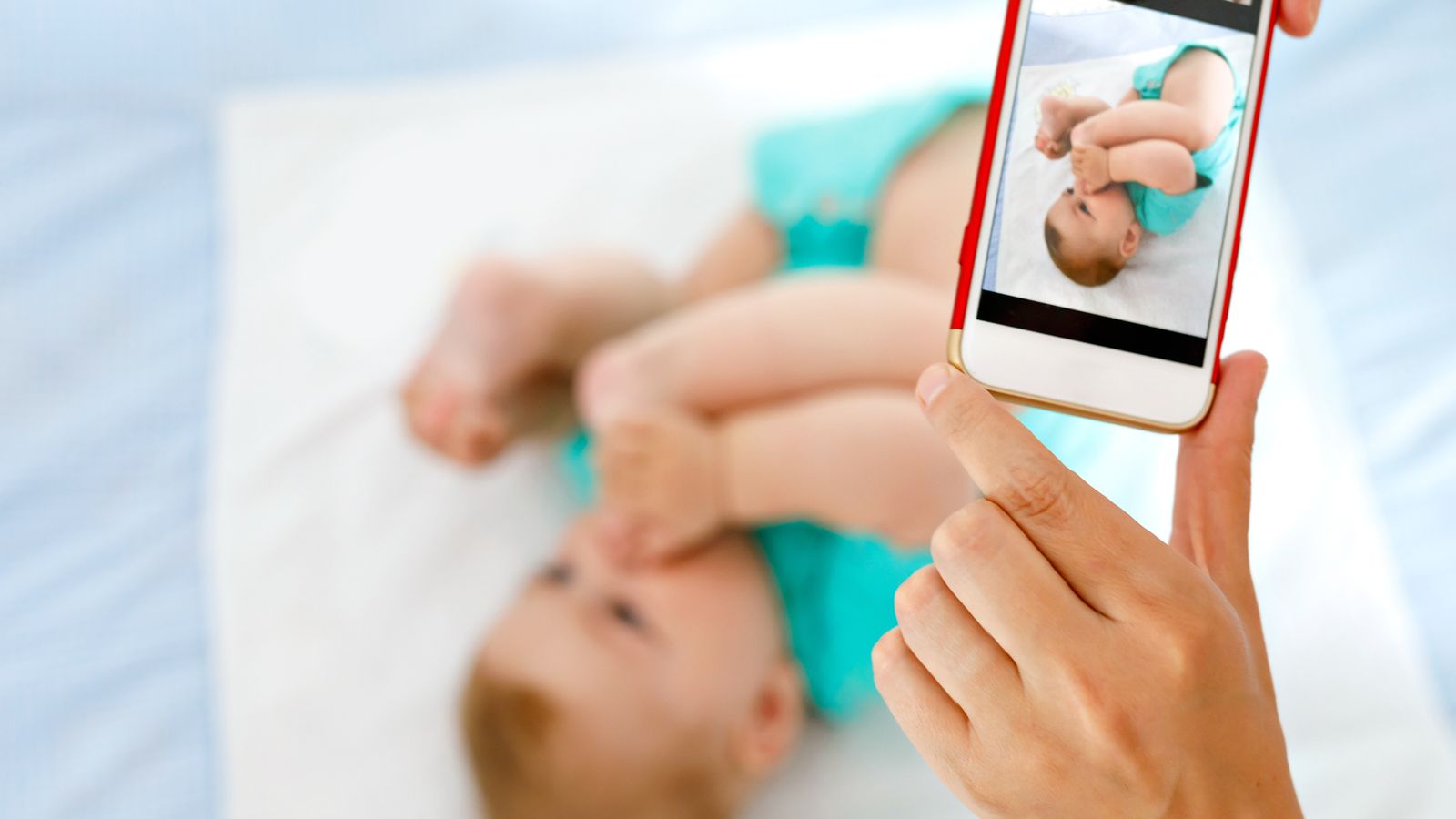 Las redes sociales están llenas de fotografías de bebés.