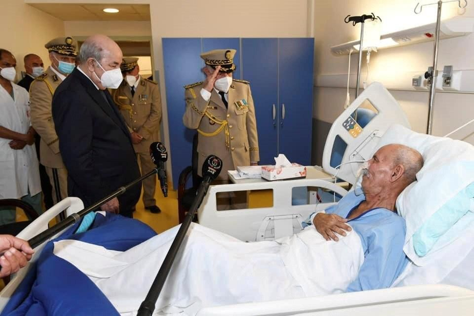 El líder del Frente Polisario recibe la visita del presidente de Argelia tras su regreso al país