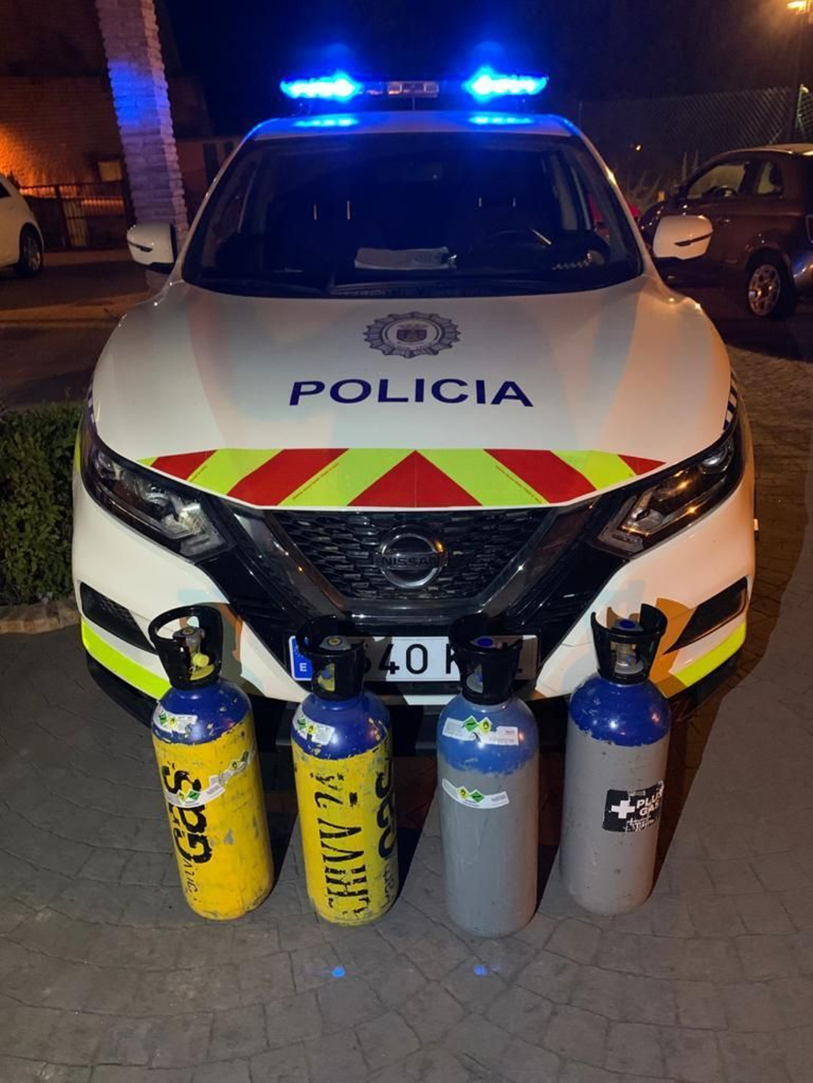 Gas de la risa incautado a personas que se dirigían a la fiesta. Gas de la risa incautado a personas que se dirigían a la fiesta.