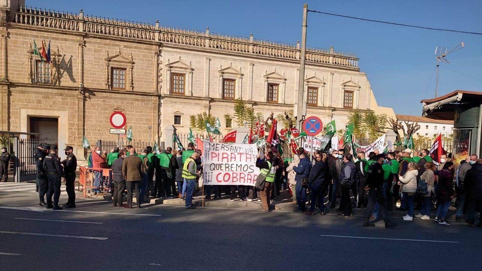 Los trabajadores de Mersant, concentrados ante el Parlamento para protestar por sus impagos. Los trabajadores de Mersant, concentrados ante el Parlamento para protestar por sus impagos.