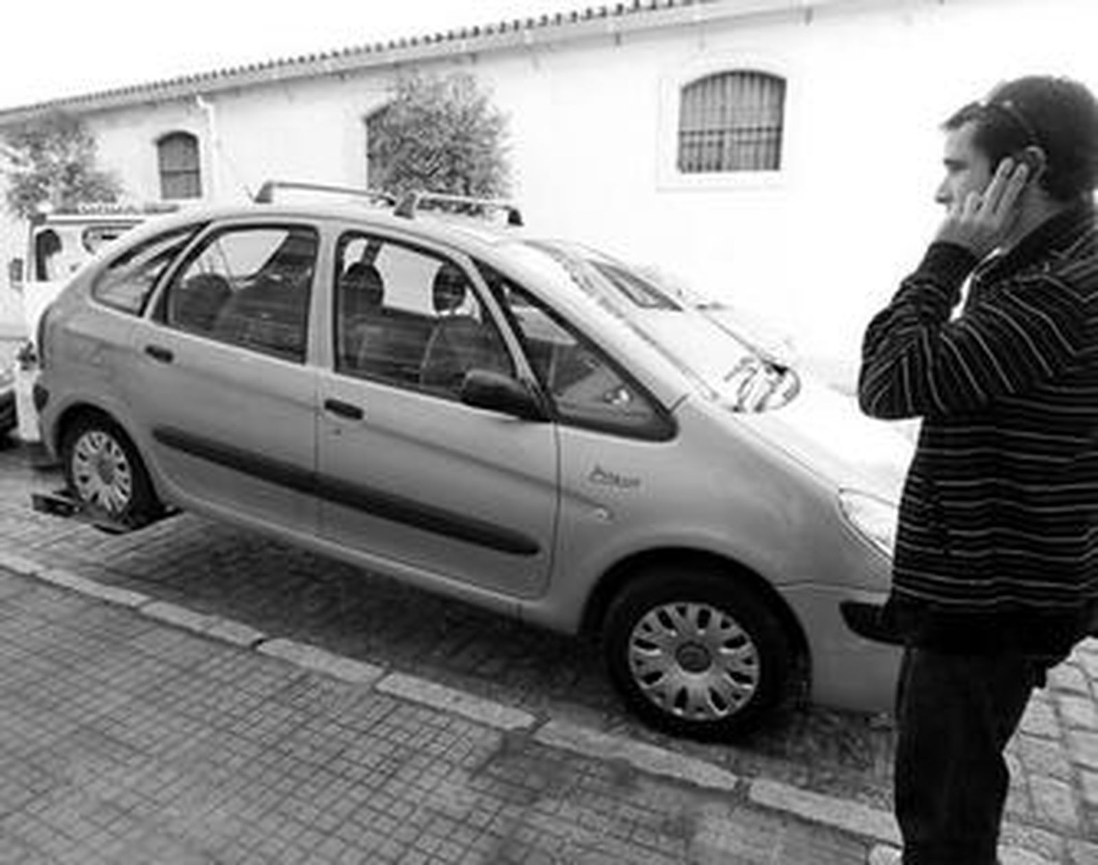 Israel Pérez, ante el coche del controlador de la ORA sin ticket que consiguió que retirara la grúa.