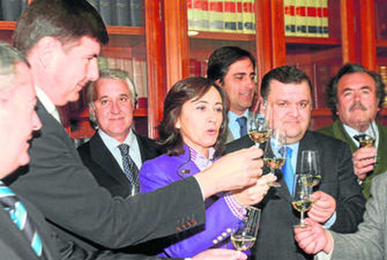 Pimentel, Aguilar y bodegueros cordobeses brindan tras conocerse el reconocimiento europeo a su vino.