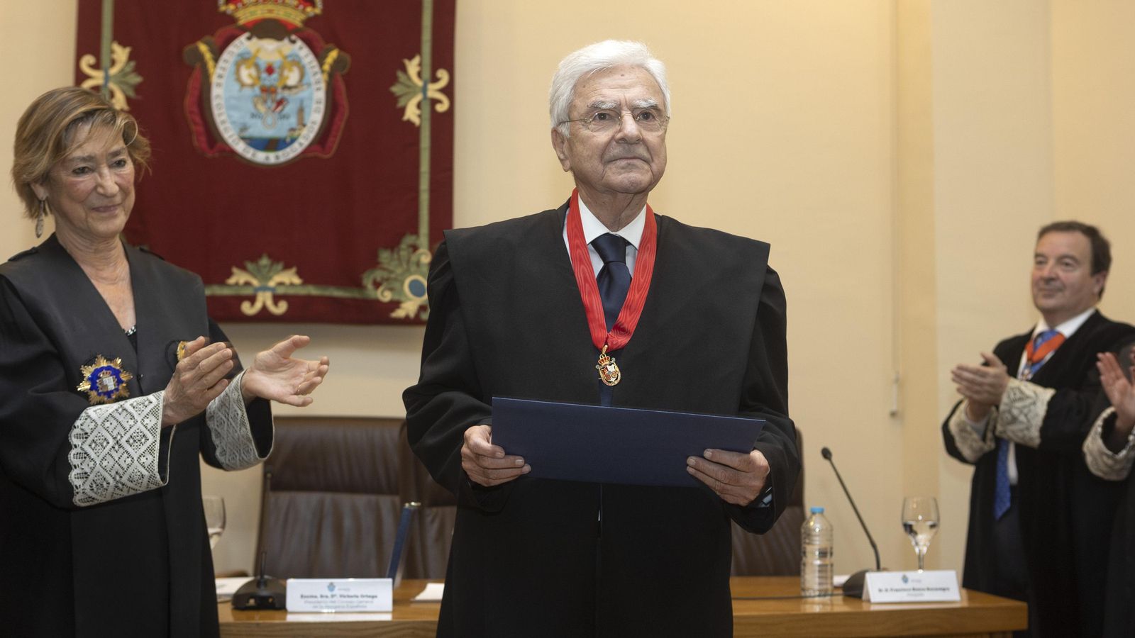 El penalista Francisco Baena Bocanegra recibe la medalla al mérito de la Abogacía Española.