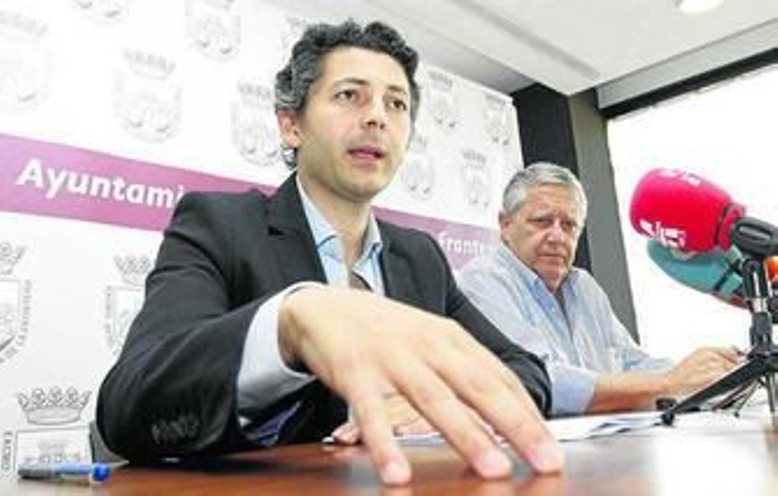 El delegado de Urbanismo , enprimer término, junto al alcalde de Chiclana.