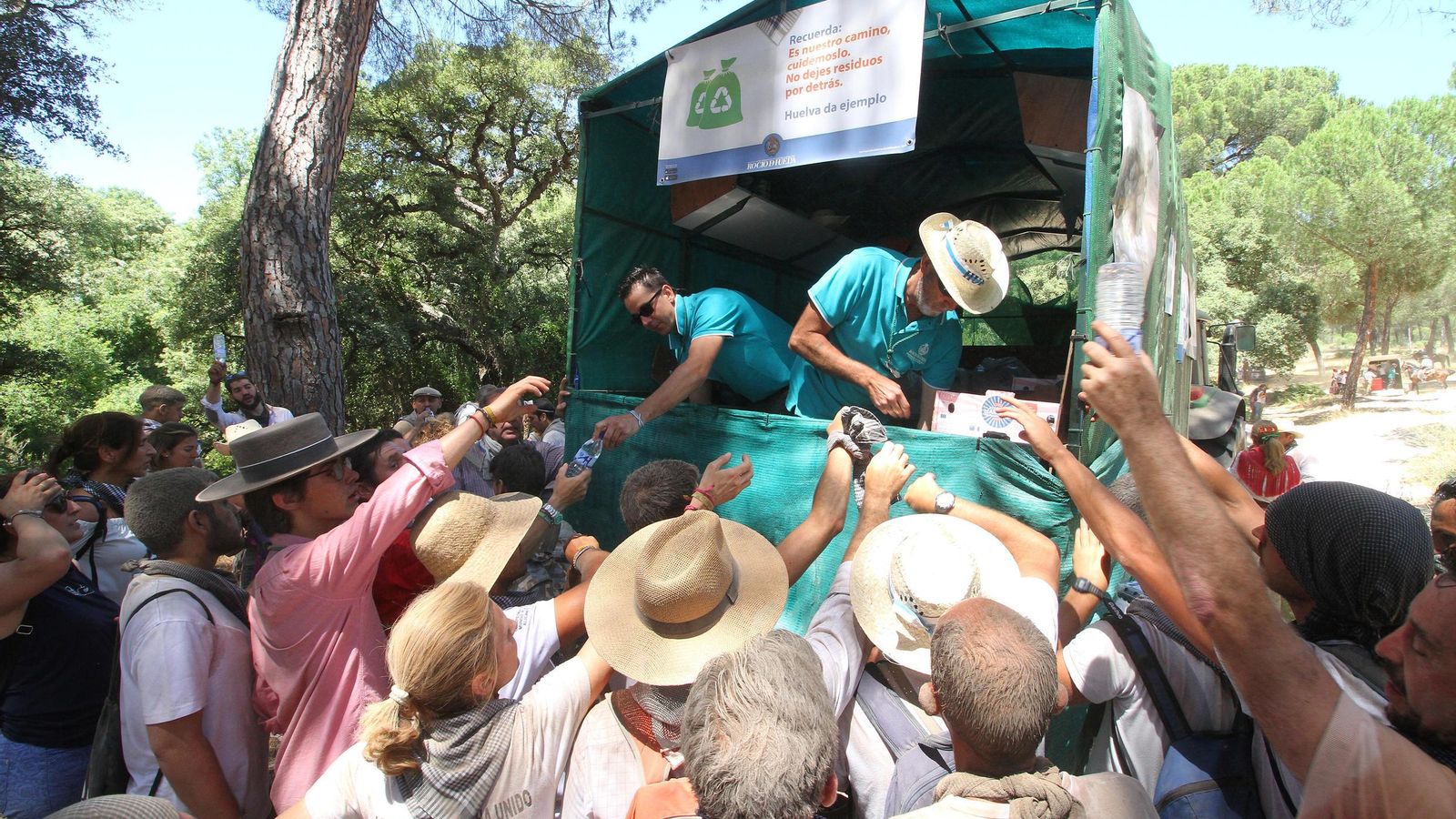 Peregrinos se hidratan en su camino hacia el Rocío