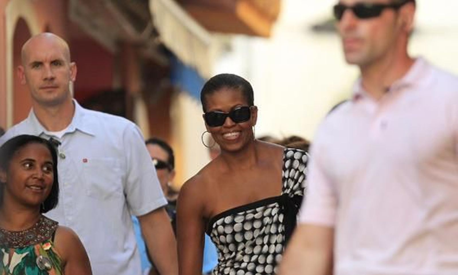 Michelle Obama pasea por las calles del centro histórico de Marbella rodeada de un amplio dispositivo de seguridad./Sergio Camacho