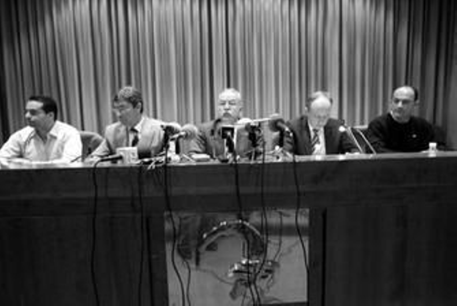 La mesa negociadora aplaude la llegada del nuevo acuerdo una vez firmado el convenio colectivo en la sede de la Autoridad Portuaria, ayer.