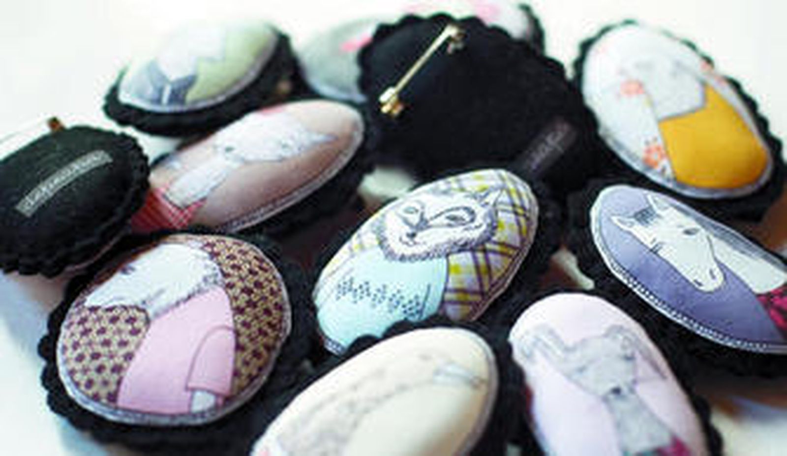 Lápiz, fieltro y aguja, bien abrochados