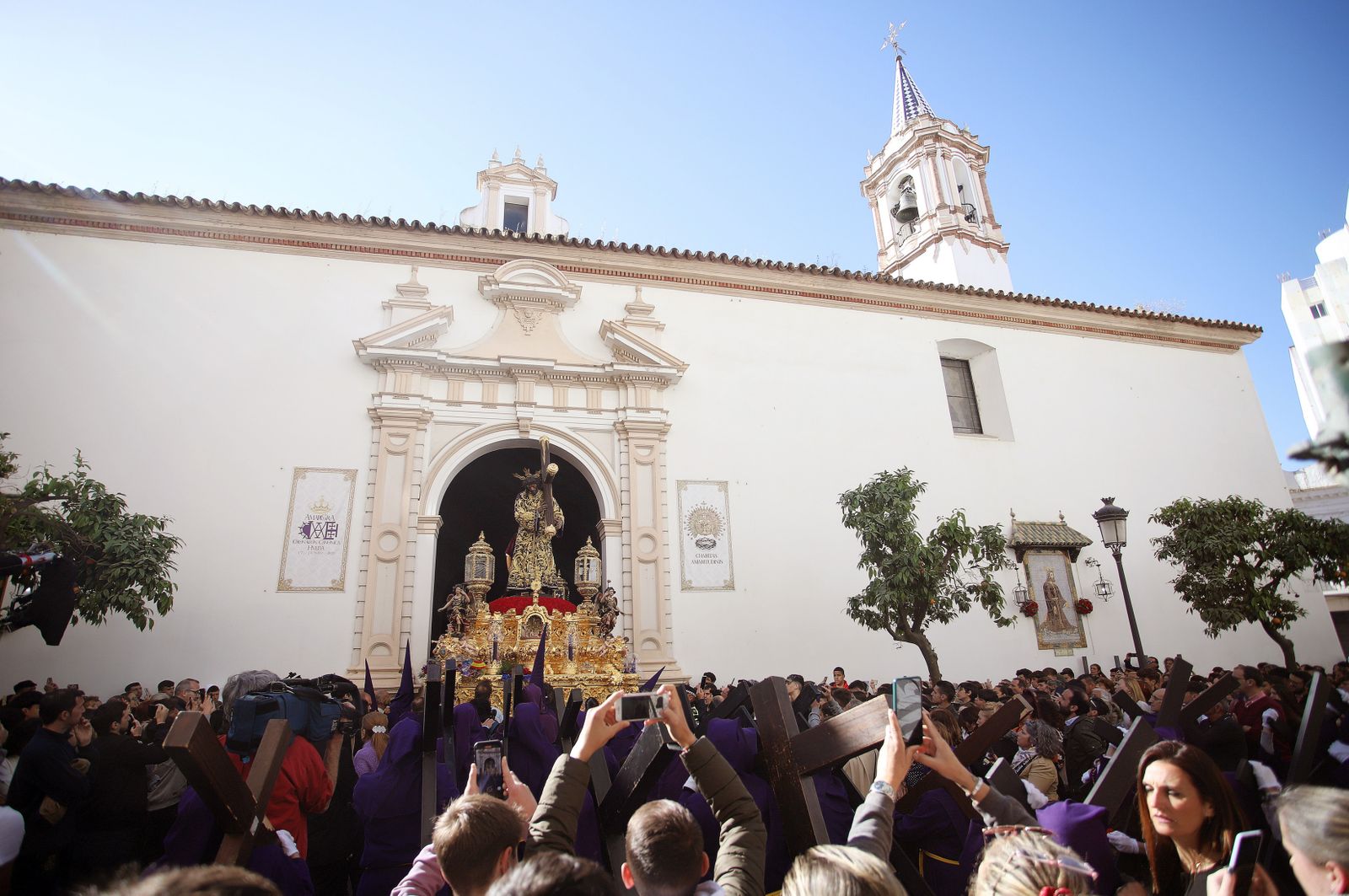La Hermandad El Nazareno en la madrugá de la Semana Santa de Huelva 2023, en imágenes