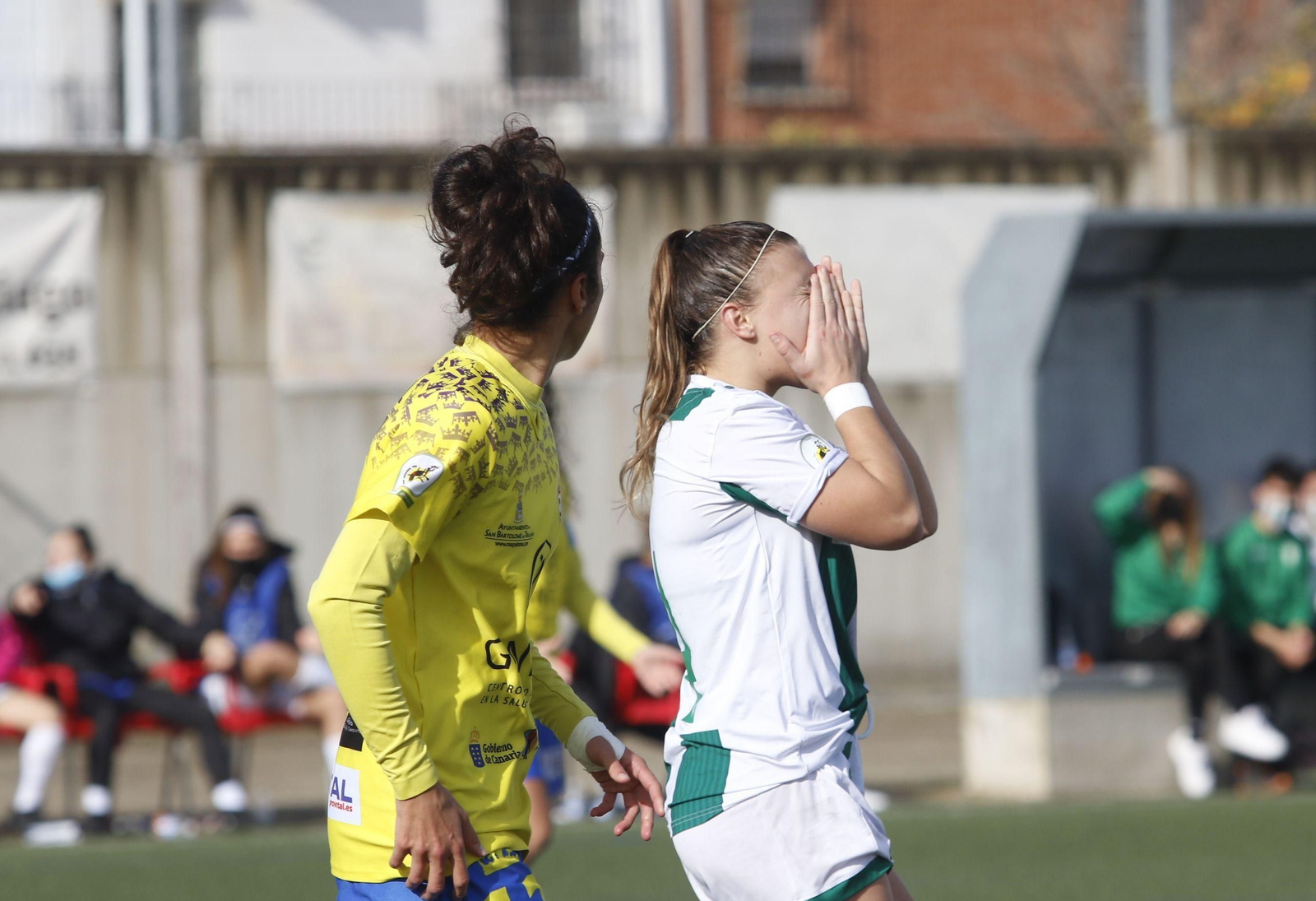 Celia Fernández se tapa la cara ante la presencia de Carla.