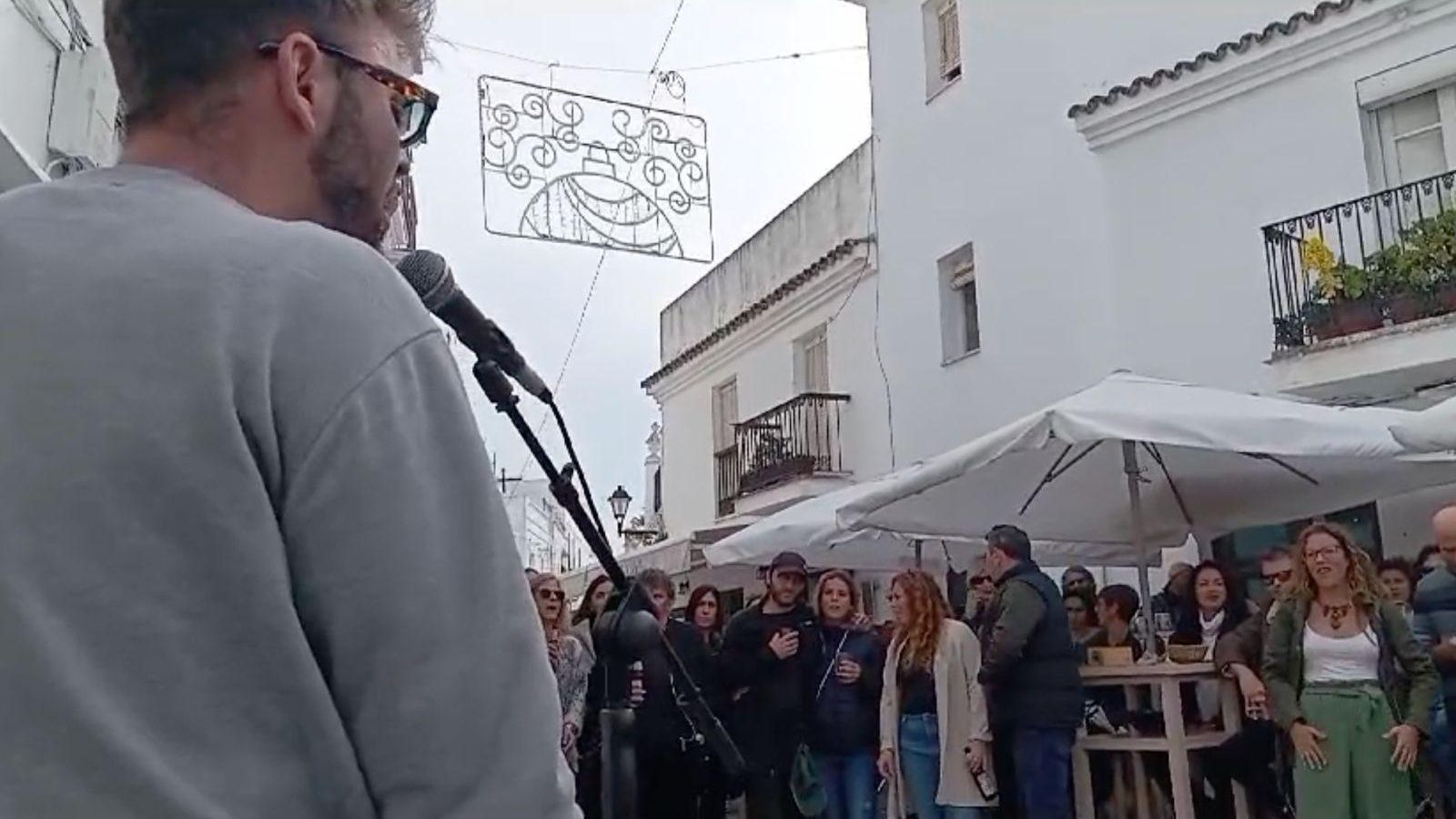 Las calles del municipio se convierten en improvisados escenarios.