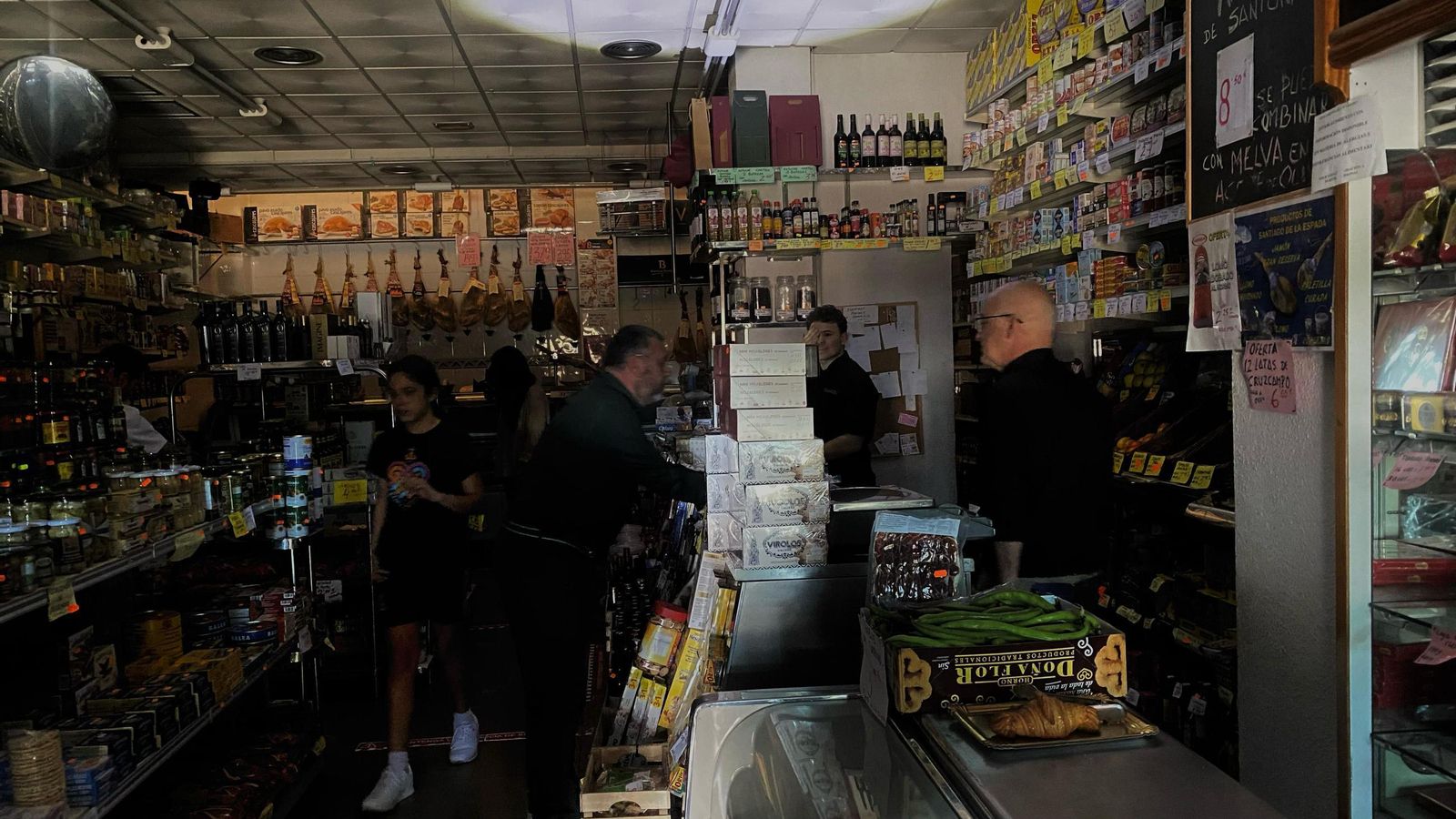 Comercio iluminado con una linterna.