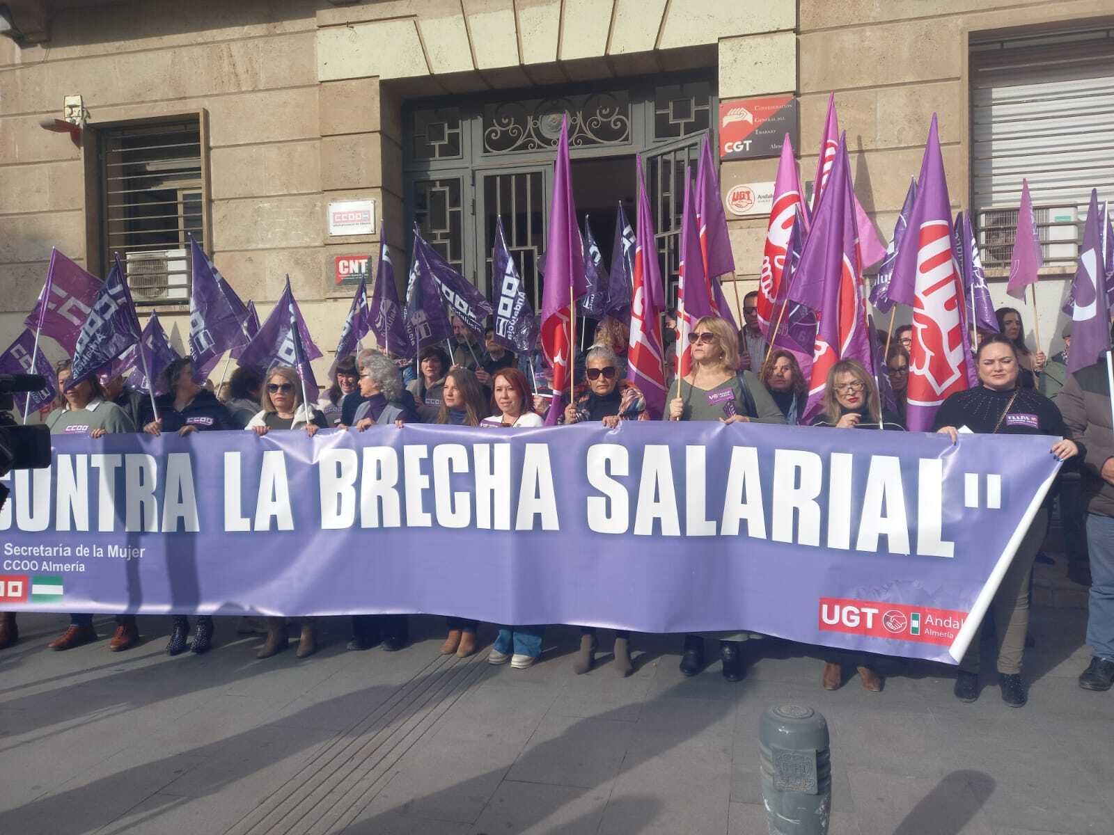 Concentración de UGT Almería y CCOO frente al edificio sindical