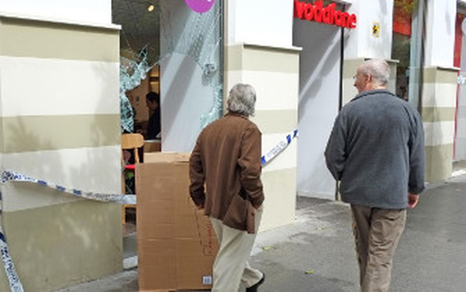 Roban 20.000 euros en móviles en una tienda de la calle Larga