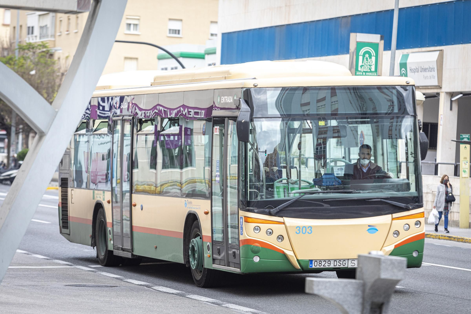 Autobús urbano prácticamente vacío de usuarios durante el estado de alarma.