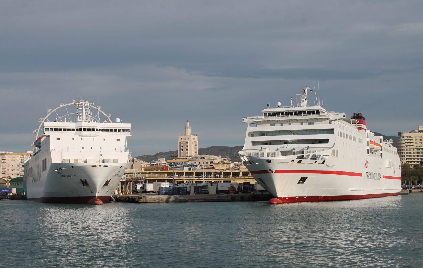 Ferries de Baleària y Trasmediterránea que cubren la ruta con Melilla.