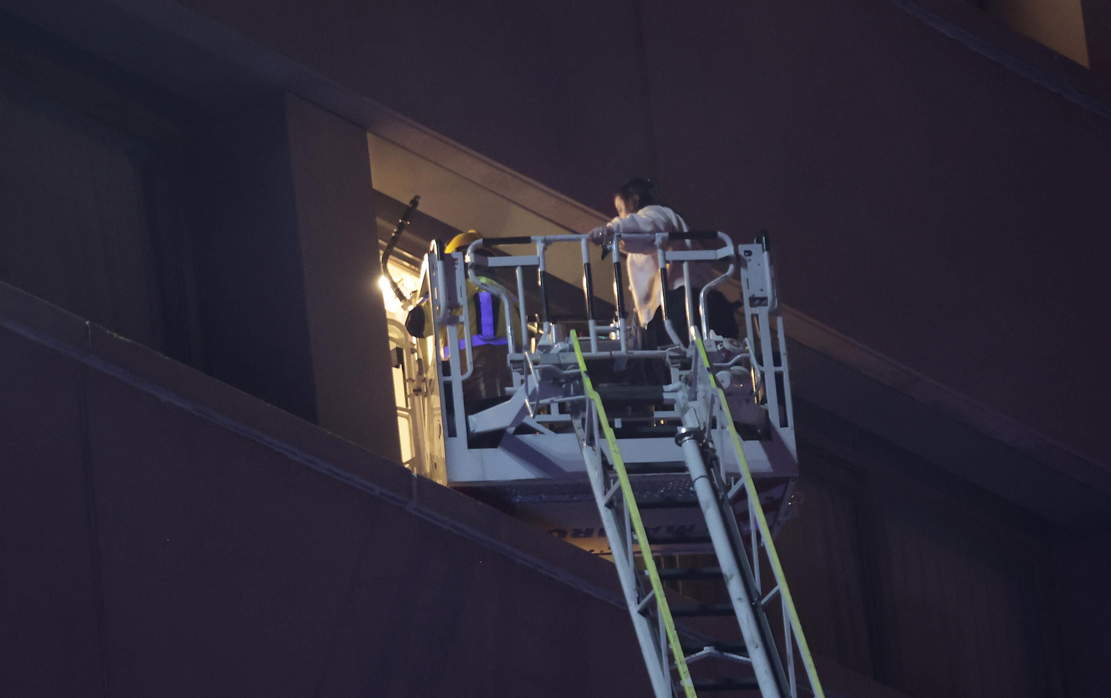 Las imágenes del incendio en el Hotel Isla de la Cartuja