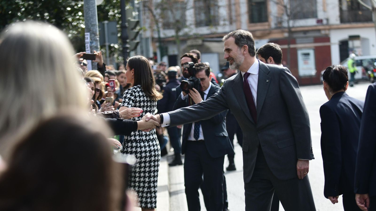 Felipe VI y Letizia saludan a los ciudadanos en la puerta del Palacio de la Merced, en febrero de 2019.